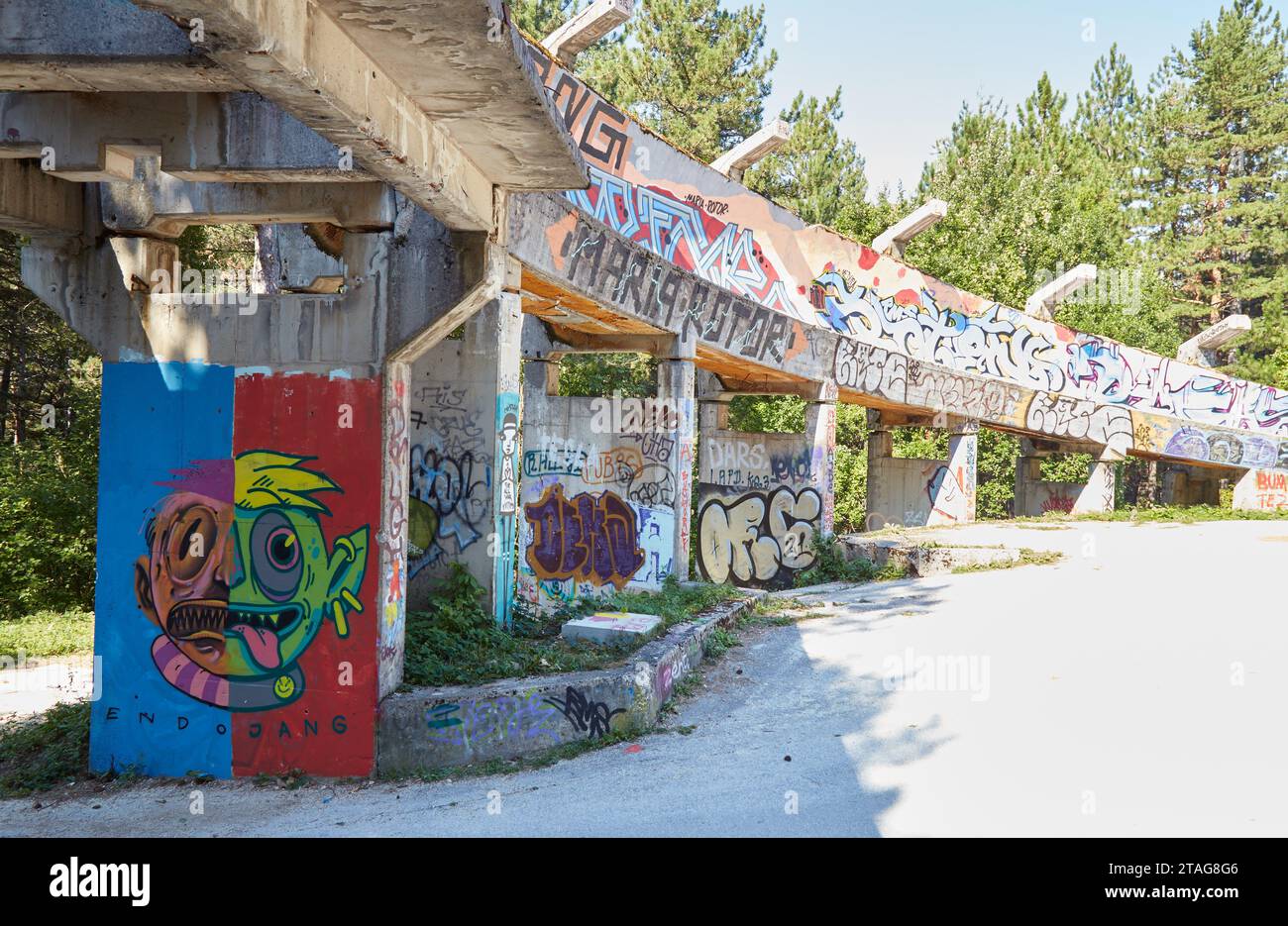 Erkunden Sie Sarajevos verlassene Bobbahn, ein Überrest der Olympischen Winterspiele 1984 Stockfoto