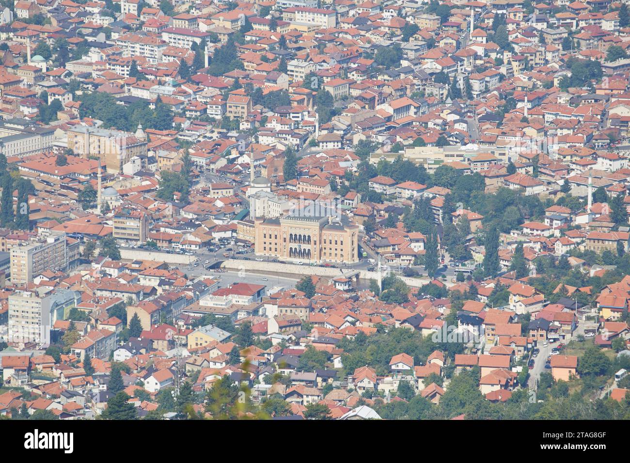 Erkunden Sie Sarajevos verlassene Bobbahn, ein Überrest der Olympischen Winterspiele 1984 Stockfoto