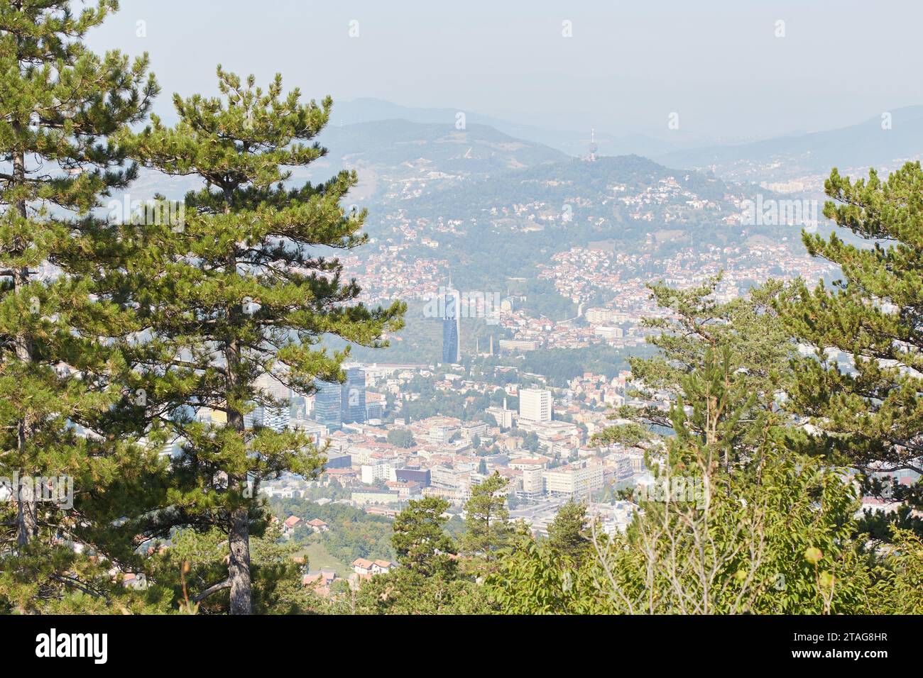 Erkunden Sie Sarajevos verlassene Bobbahn, ein Überrest der Olympischen Winterspiele 1984 Stockfoto