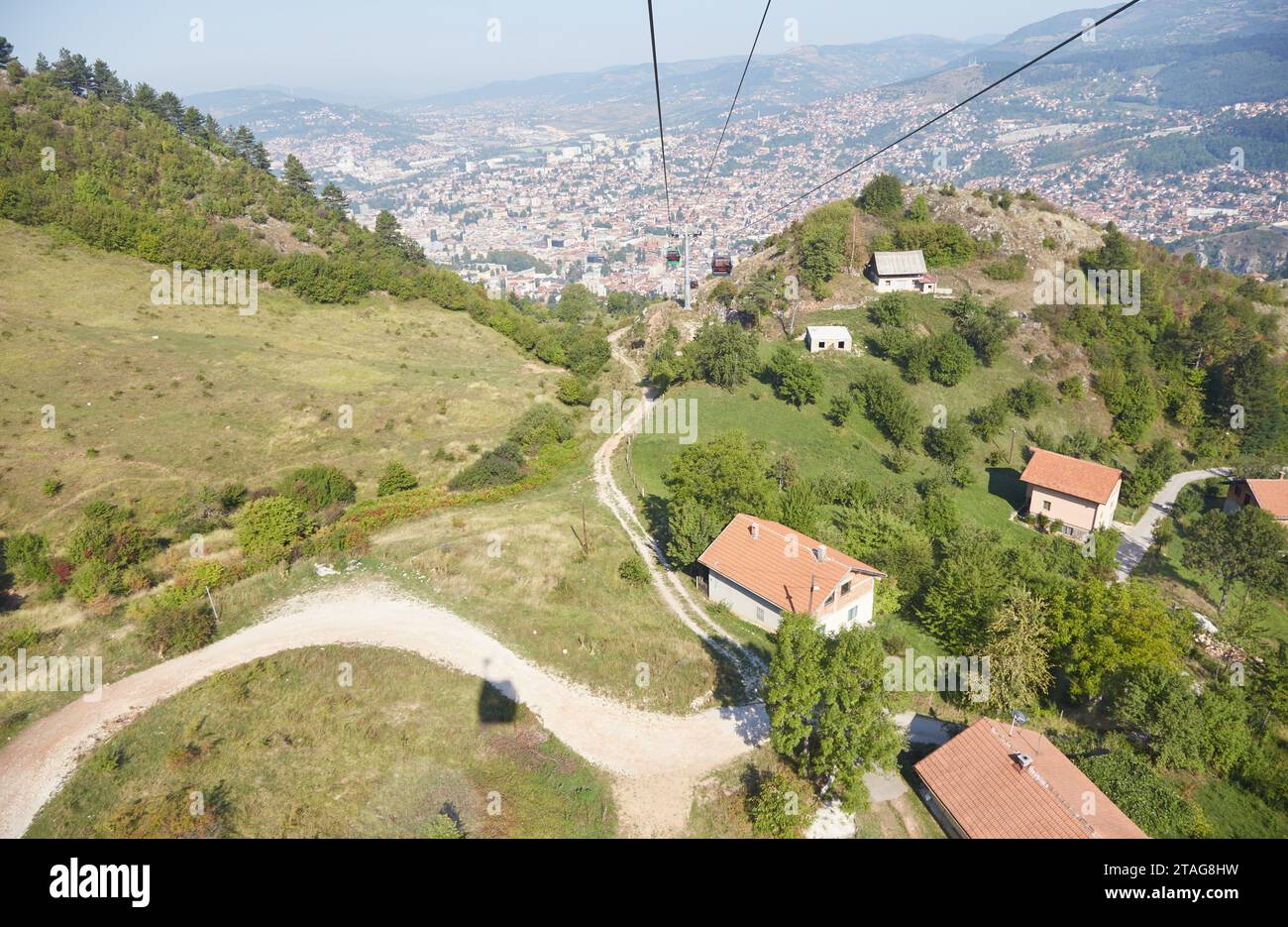 Erkunden Sie Sarajevos verlassene Bobbahn, ein Überrest der Olympischen Winterspiele 1984 Stockfoto