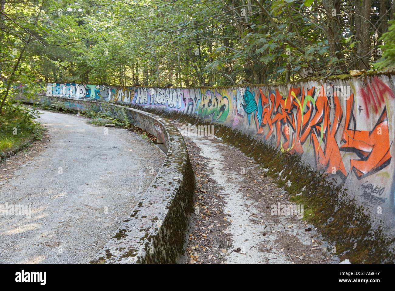 Erkunden Sie Sarajevos verlassene Bobbahn, ein Überrest der Olympischen Winterspiele 1984 Stockfoto