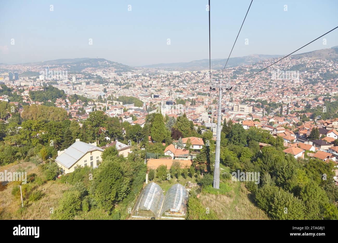 Erkunden Sie Sarajevos verlassene Bobbahn, ein Überrest der Olympischen Winterspiele 1984 Stockfoto