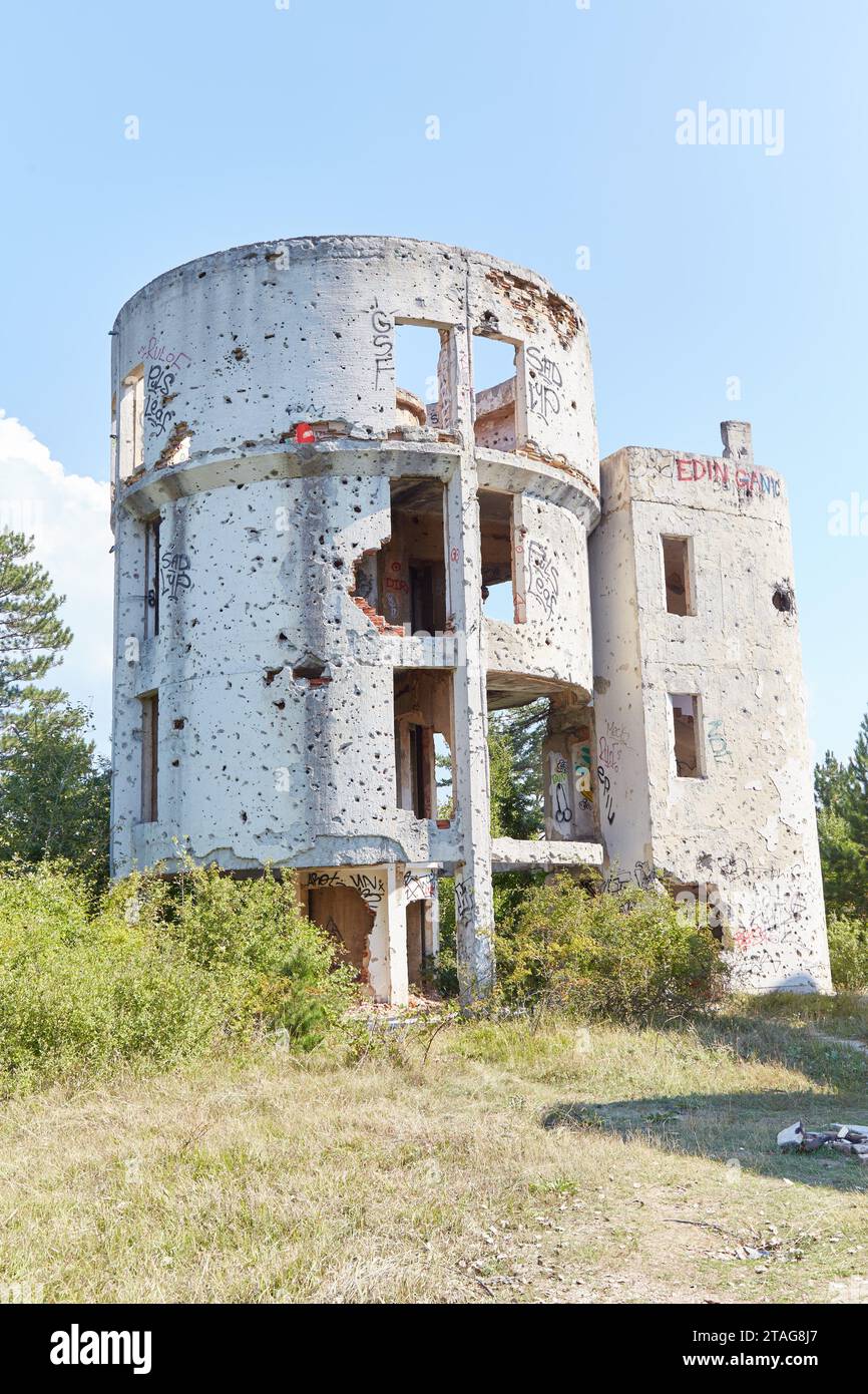 Erkunden Sie Sarajevos verlassene Bobbahn, ein Überrest der Olympischen Winterspiele 1984 Stockfoto