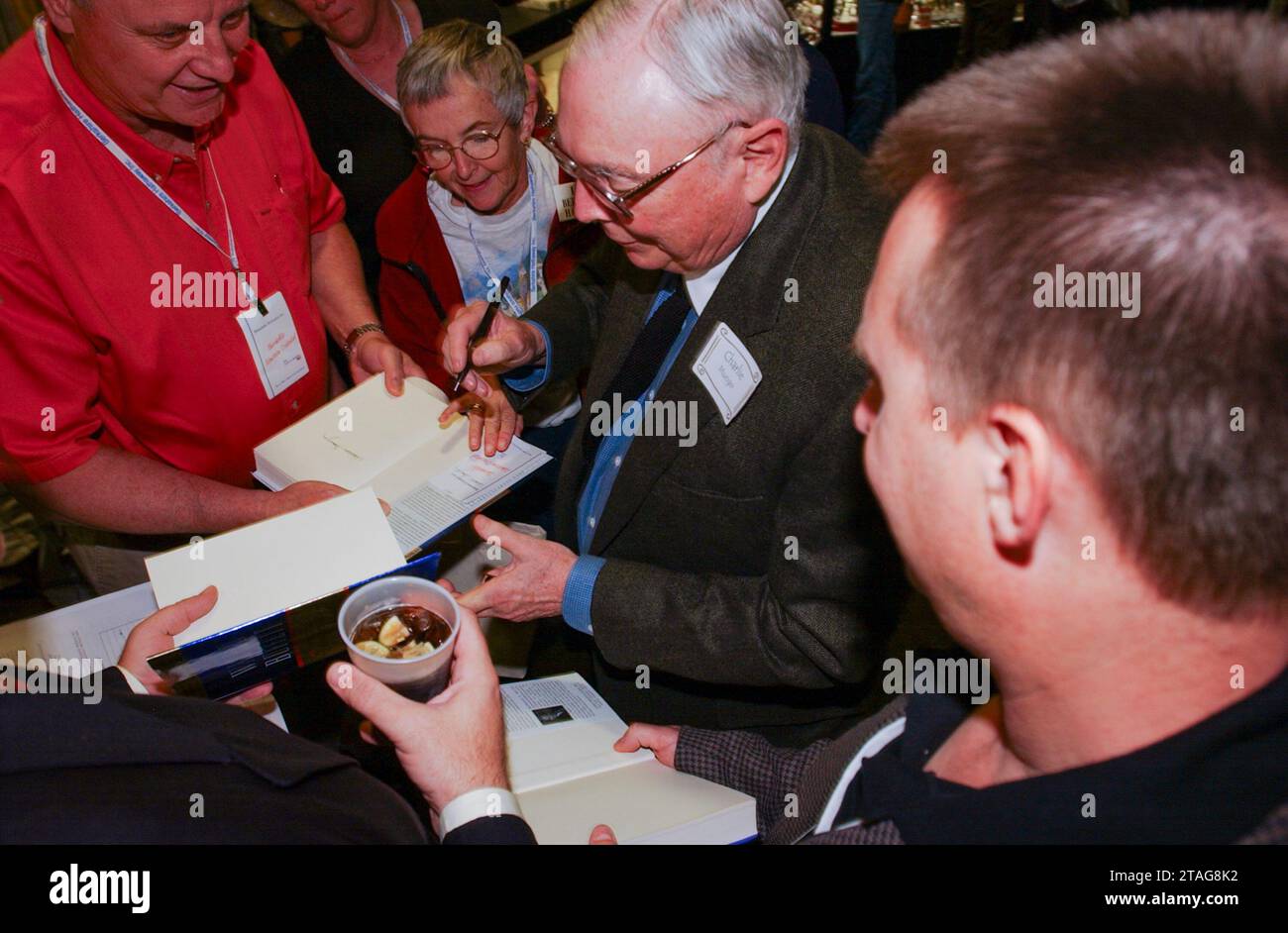 Omaha, NE, USA, 05.05.2002; Warren Buffett, der zweitreichste Mann der Welt und sein Begleiter Charlie Munger während ihrer jährlichen Pressekonferenz nach dem Treffen der Aktionäre. DIGITAL Stockfoto