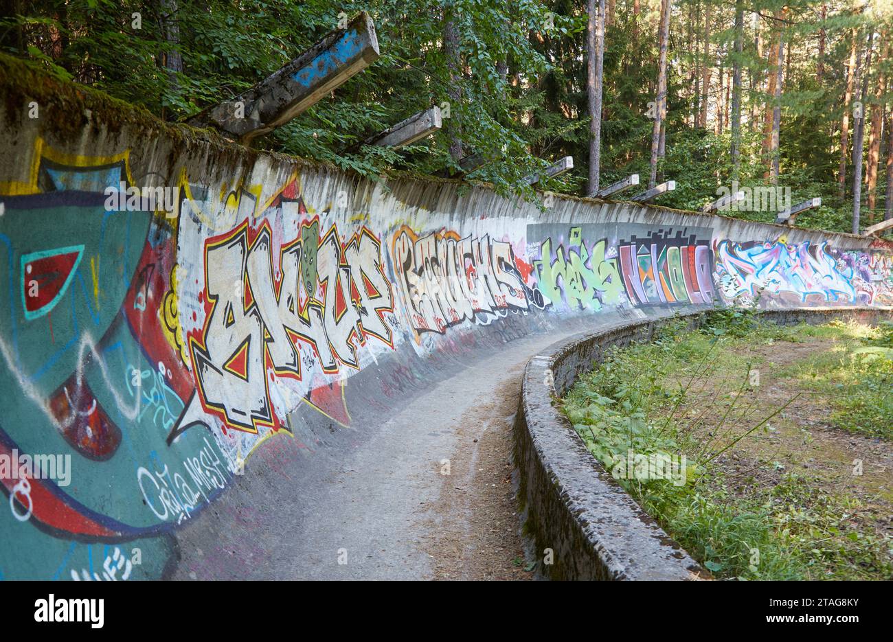 Erkunden Sie Sarajevos verlassene Bobbahn, ein Überrest der Olympischen Winterspiele 1984 Stockfoto