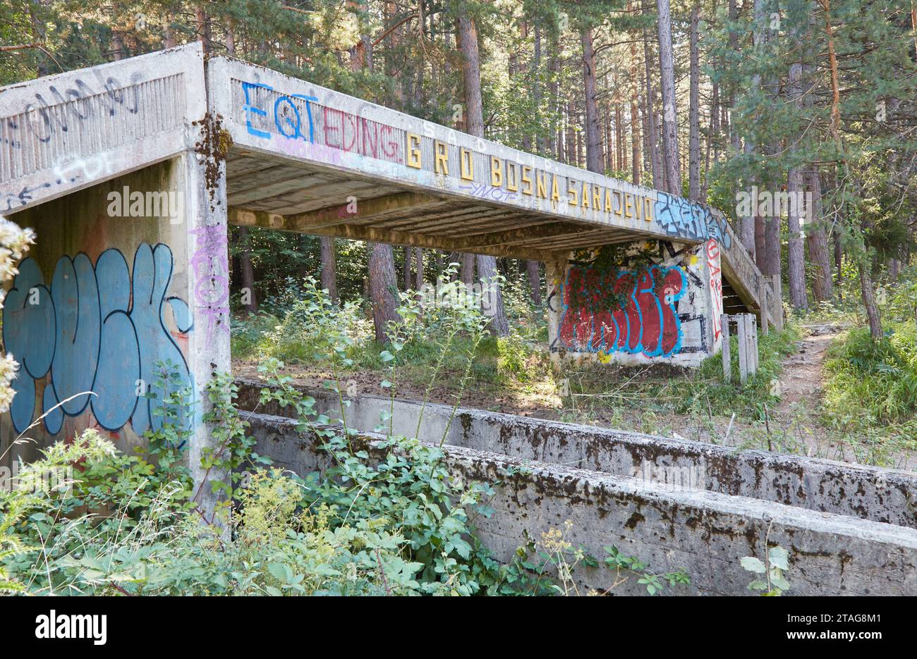 Erkunden Sie Sarajevos verlassene Bobbahn, ein Überrest der Olympischen Winterspiele 1984 Stockfoto