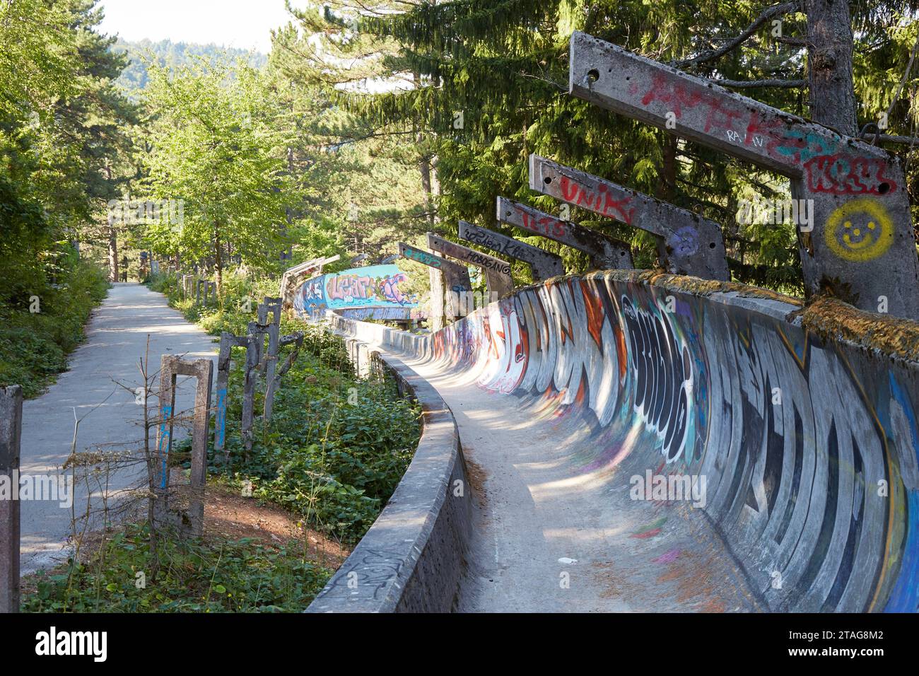 Erkunden Sie Sarajevos verlassene Bobbahn, ein Überrest der Olympischen Winterspiele 1984 Stockfoto