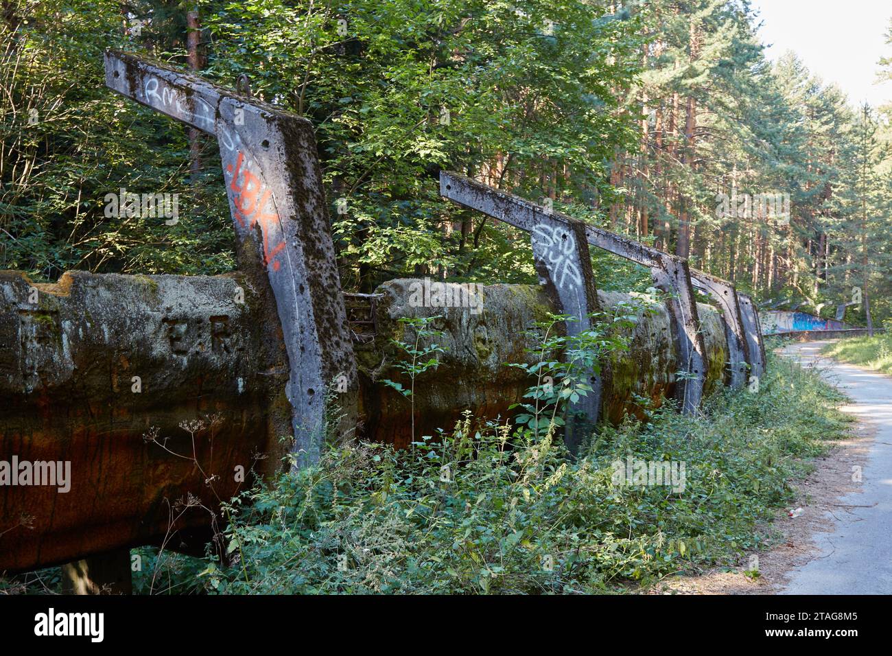 Erkunden Sie Sarajevos verlassene Bobbahn, ein Überrest der Olympischen Winterspiele 1984 Stockfoto