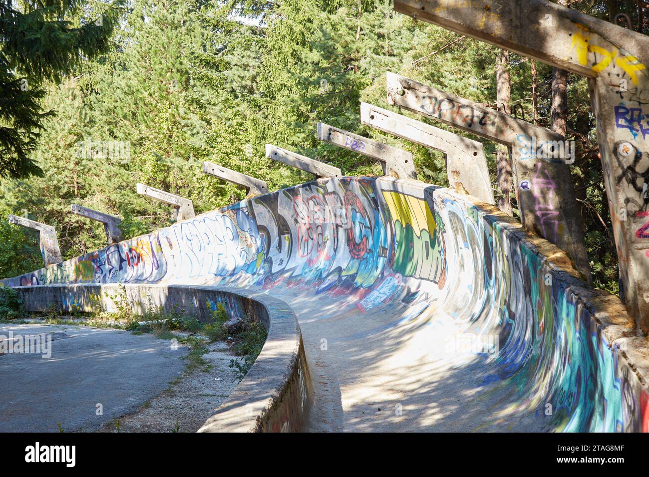 Erkunden Sie Sarajevos verlassene Bobbahn, ein Überrest der Olympischen Winterspiele 1984 Stockfoto