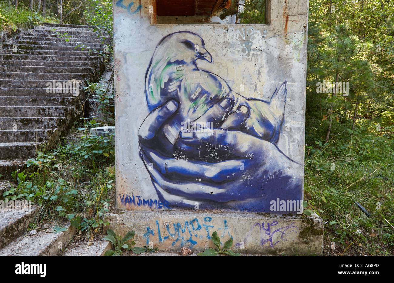 Erkunden Sie Sarajevos verlassene Bobbahn, ein Überrest der Olympischen Winterspiele 1984 Stockfoto
