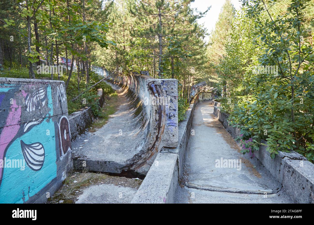 Erkunden Sie Sarajevos verlassene Bobbahn, ein Überrest der Olympischen Winterspiele 1984 Stockfoto