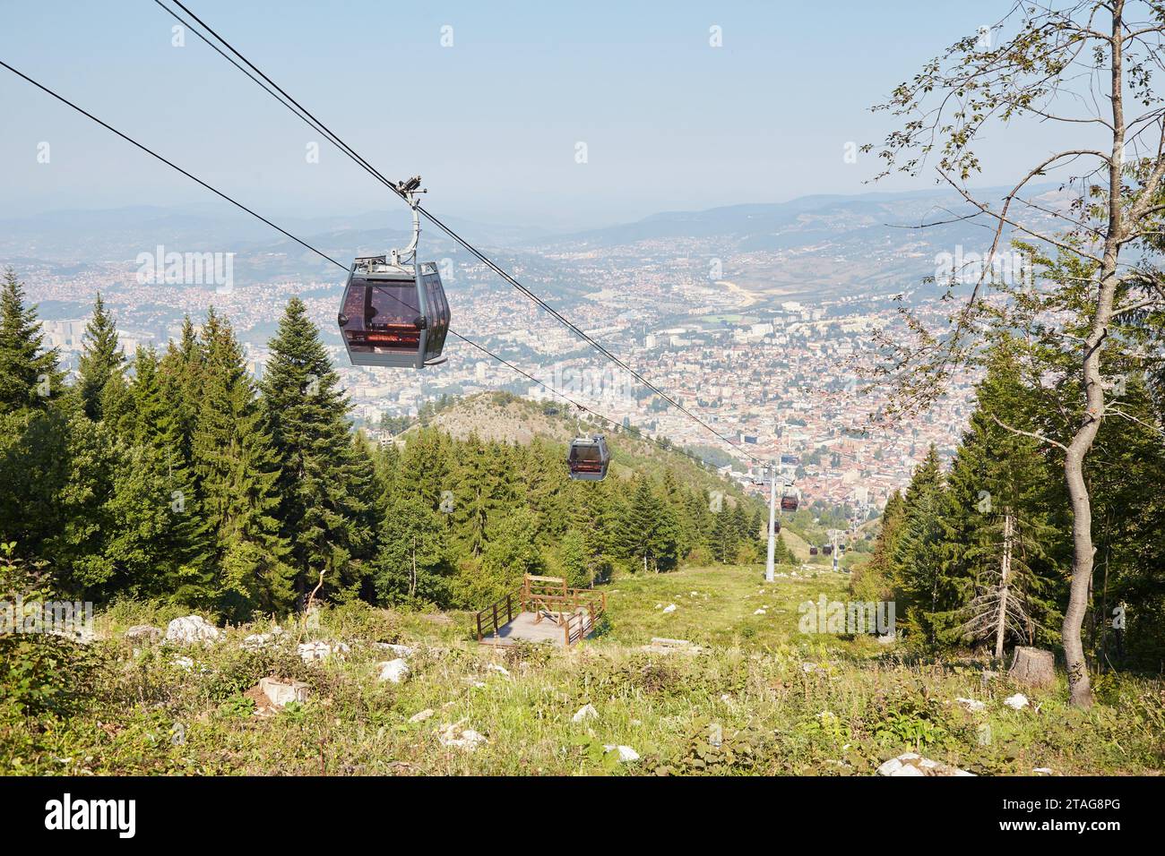 Erkunden Sie Sarajevos verlassene Bobbahn, ein Überrest der Olympischen Winterspiele 1984 Stockfoto