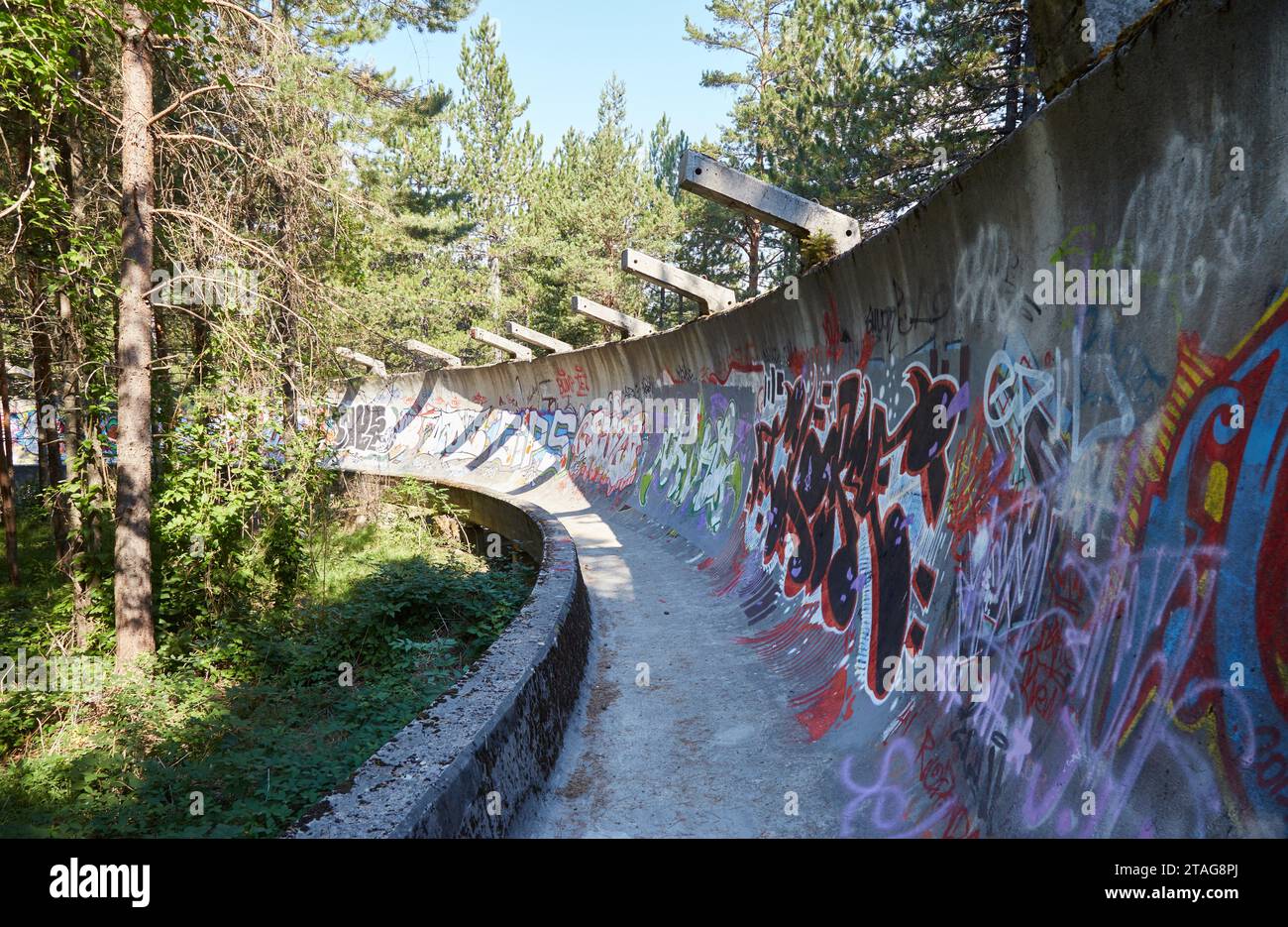 Erkunden Sie Sarajevos verlassene Bobbahn, ein Überrest der Olympischen Winterspiele 1984 Stockfoto