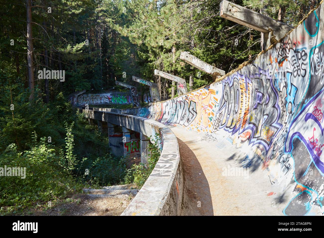 Erkunden Sie Sarajevos verlassene Bobbahn, ein Überrest der Olympischen Winterspiele 1984 Stockfoto