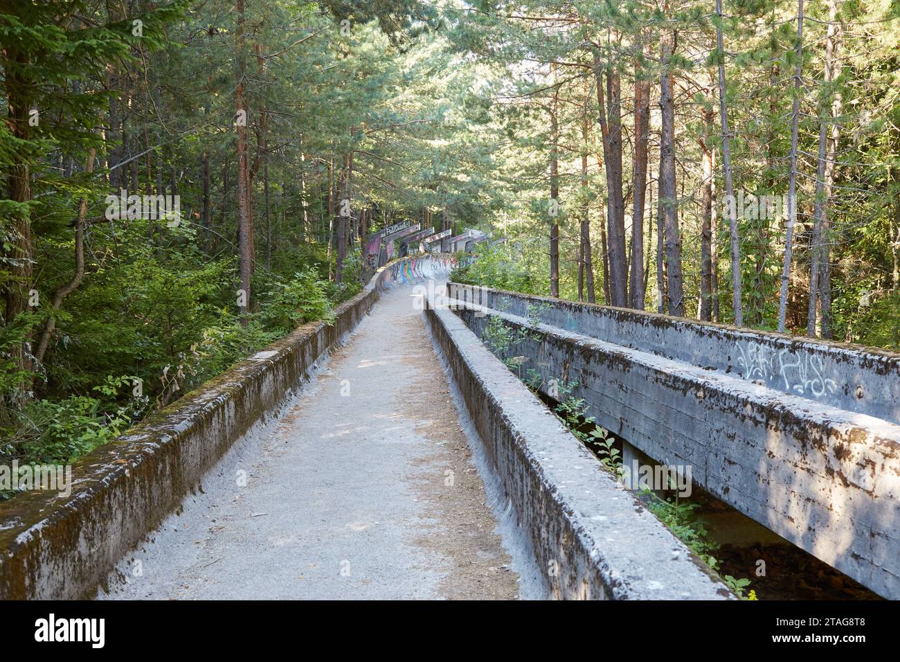 Erkunden Sie Sarajevos verlassene Bobbahn, ein Überrest der Olympischen Winterspiele 1984 Stockfoto