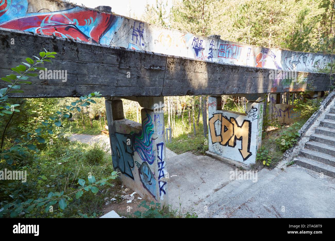 Erkunden Sie Sarajevos verlassene Bobbahn, ein Überrest der Olympischen Winterspiele 1984 Stockfoto