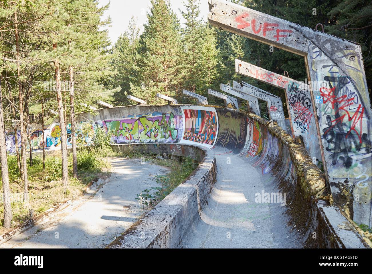 Erkunden Sie Sarajevos verlassene Bobbahn, ein Überrest der Olympischen Winterspiele 1984 Stockfoto