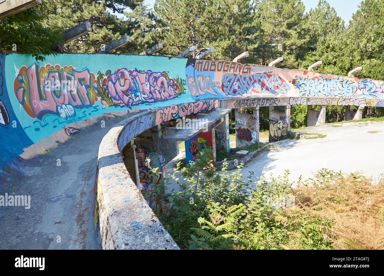 Erkunden Sie Sarajevos verlassene Bobbahn, ein Überrest der Olympischen Winterspiele 1984 Stockfoto