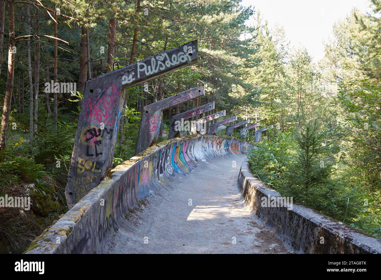 Erkunden Sie Sarajevos verlassene Bobbahn, ein Überrest der Olympischen Winterspiele 1984 Stockfoto