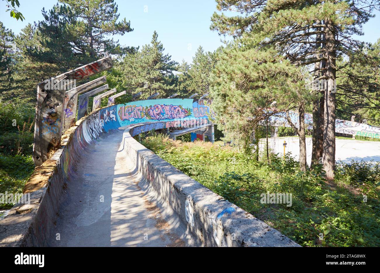 Erkunden Sie Sarajevos verlassene Bobbahn, ein Überrest der Olympischen Winterspiele 1984 Stockfoto