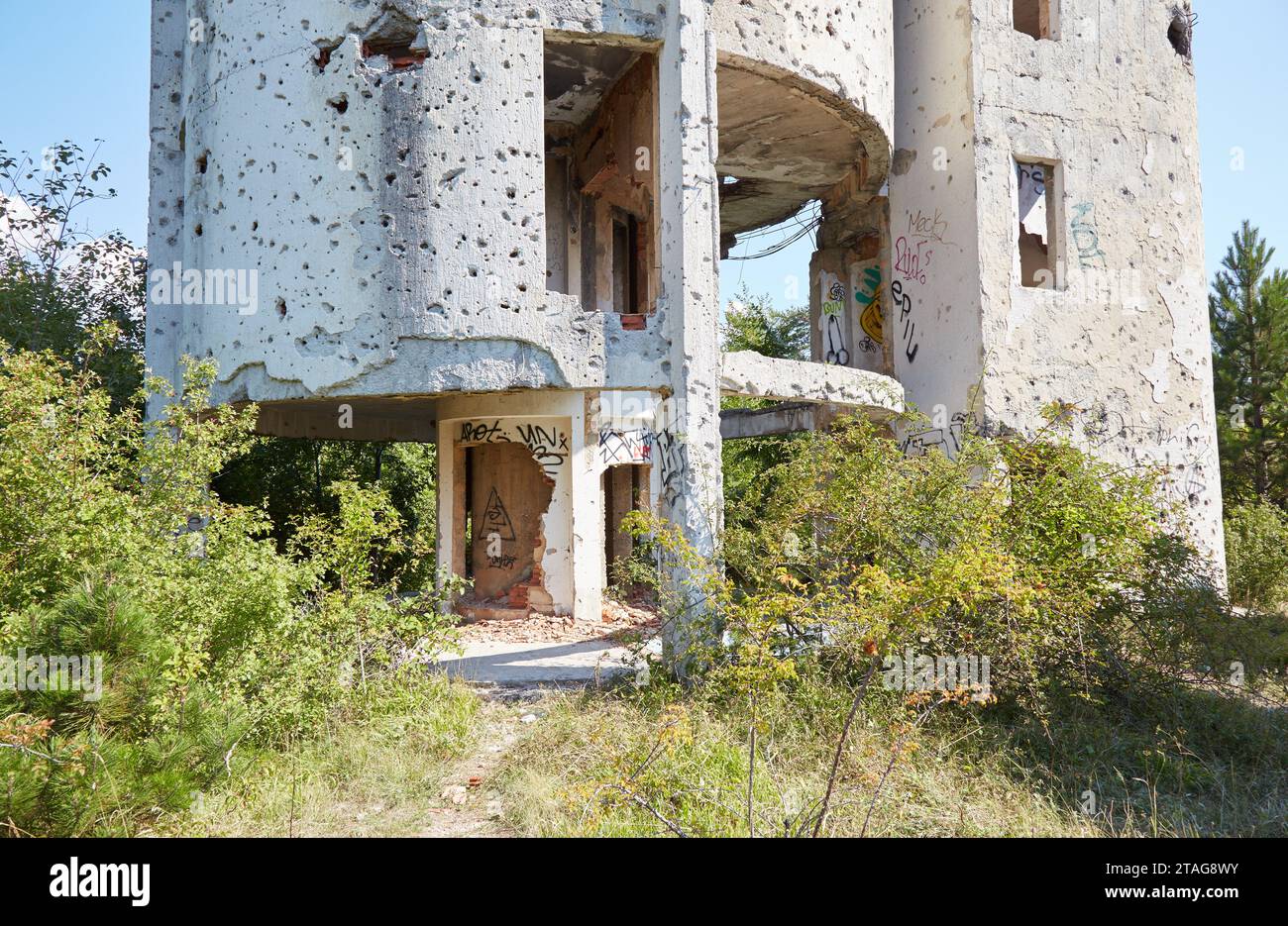 Erkunden Sie Sarajevos verlassene Bobbahn, ein Überrest der Olympischen Winterspiele 1984 Stockfoto