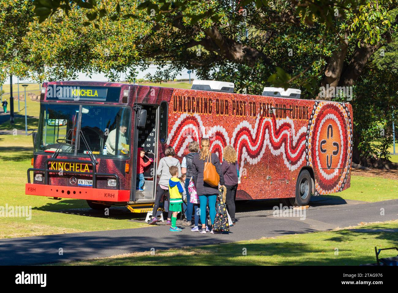 Während der nationalen Versöhnungswoche im Mai 2023 stehen die Leute an, um den Kinchela Bus beim Sorry Day in Sydney zu sehen Stockfoto