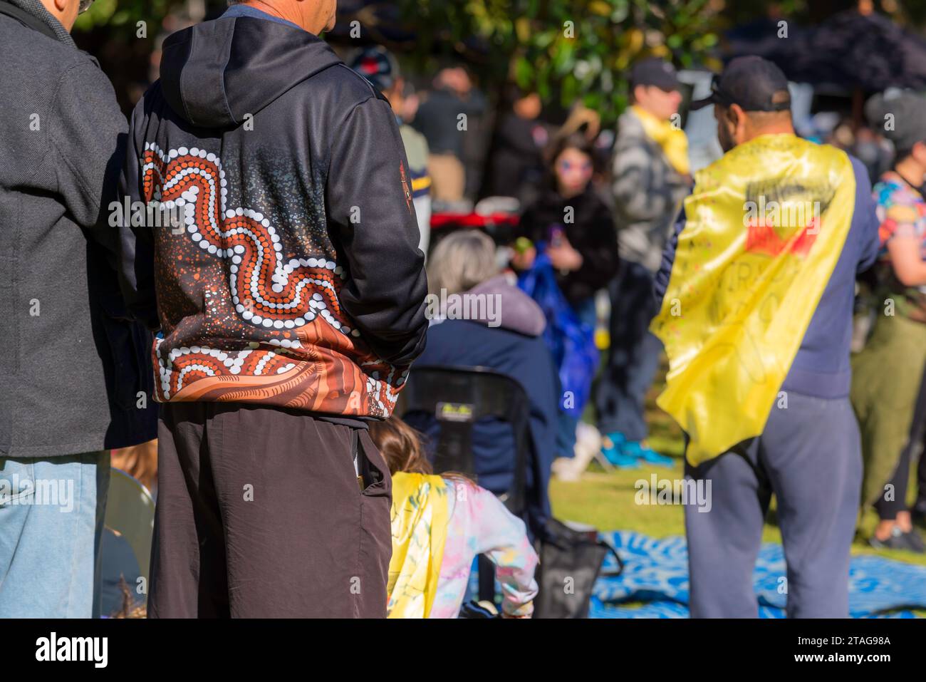 Ureinwohner der Ureinwohner der Ureinwohner der Ureinwohner, die eine Kinchela-Kunstdesign-Jacke beim Sorry Day in Sydney während der National Reconciliation Week tragen Stockfoto