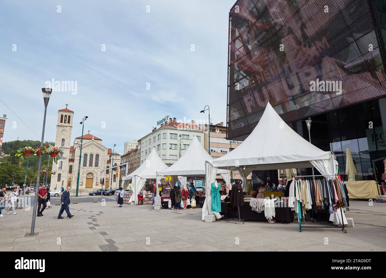 Überreste der Belagerung von Sarajevo, wie auf einem Spaziergang durch die Kriegsnarben zu sehen Stockfoto