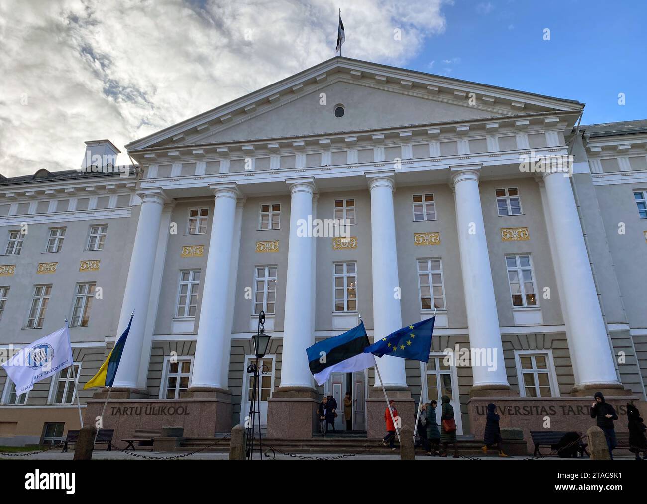 Tartu, Estland. Oktober 2023. Das Hauptgebäude der Universität von Tartu. Estlands zweitgrößte Stadt Tartu wird 2024 Kulturhauptstadt Europas sein. Quelle: Alexander Welscher/dpa/Alamy Live News Stockfoto