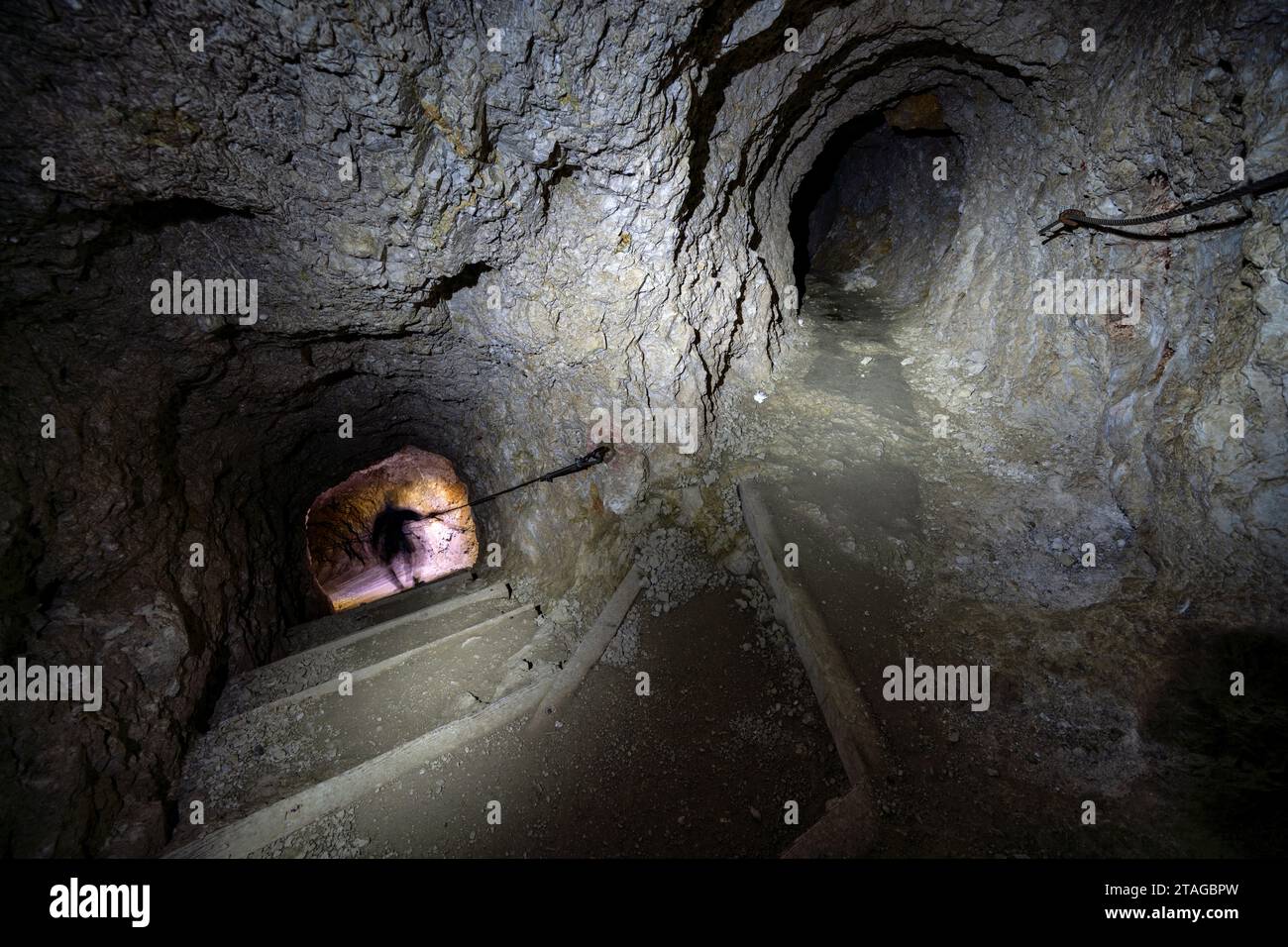 Während des Ersten Weltkriegs wurden Tunnel auf Alta über 1 Route in der Nähe des Rifugio Lagazuoi, Badia, Italien, durchwandert Stockfoto