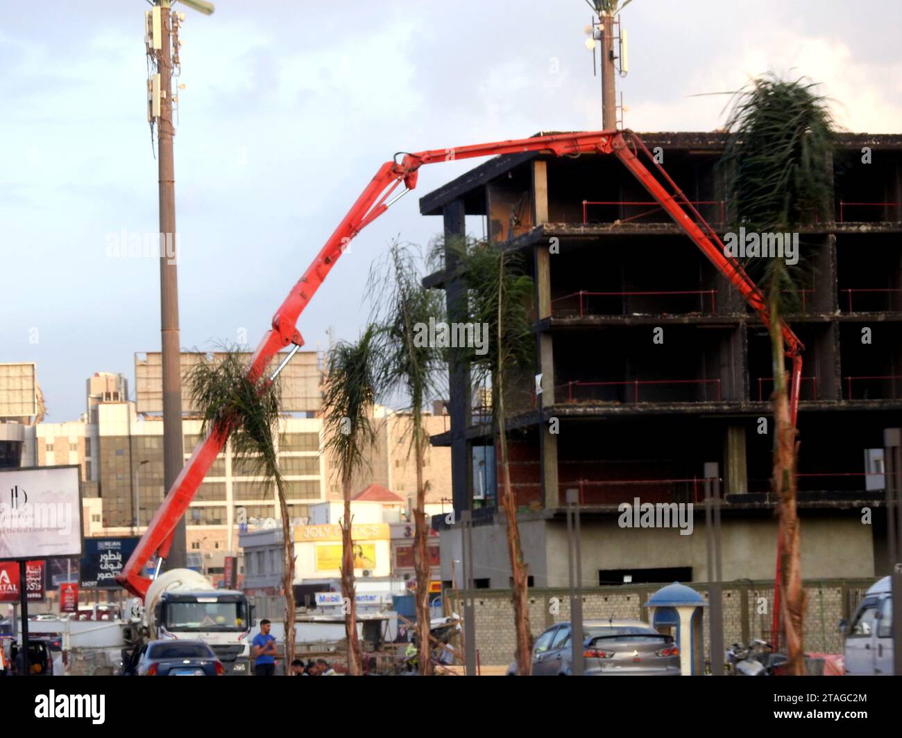 Kairo, Ägypten, 14. November 2023: Eine Lkw-Betonauslegerpumpe am Straßenrand, die Beton in ein neues Gebäude gießt, selektiver Betonfokus Stockfoto