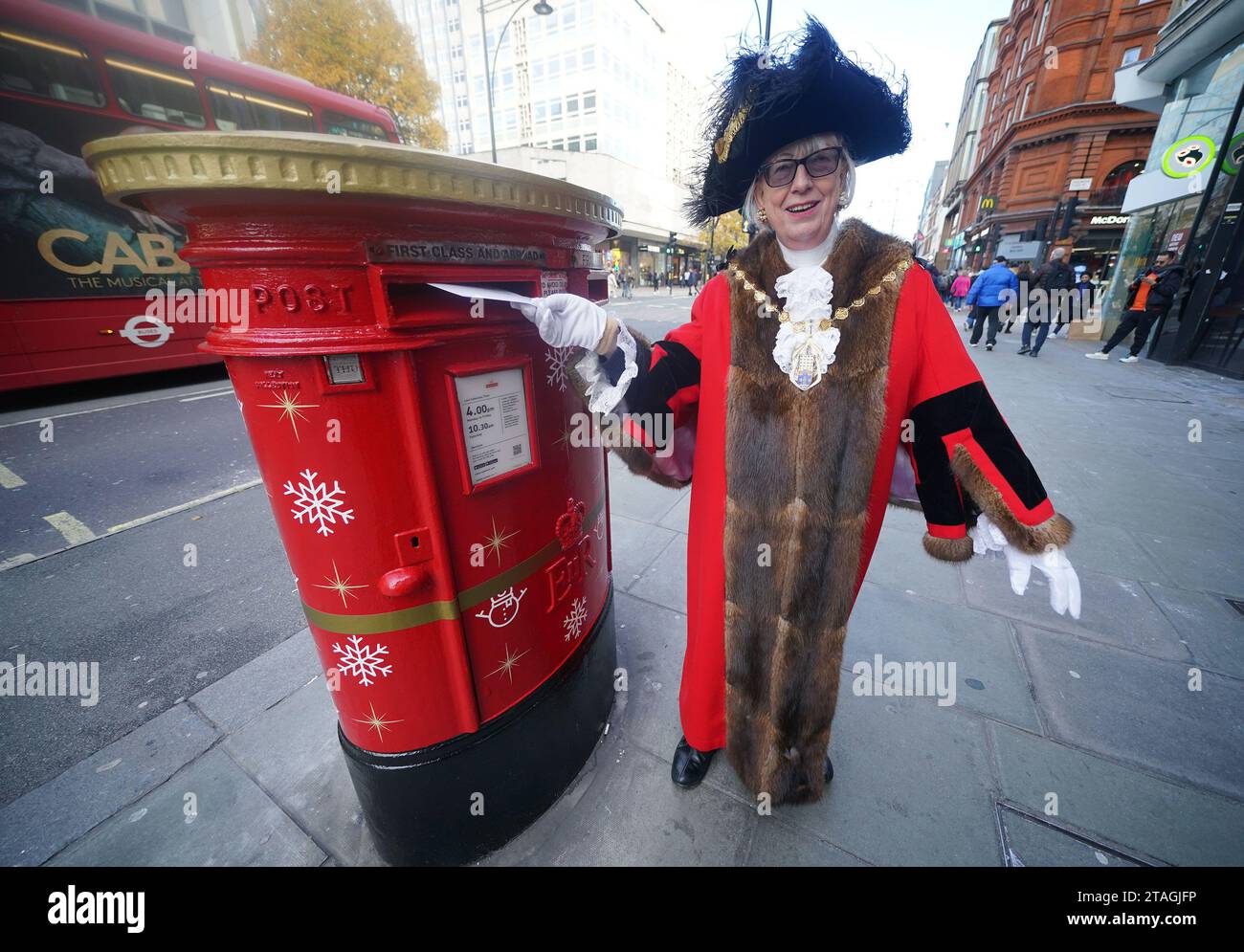 Patricia McAllister, Lord Mayor of Westminster, enthüllt eine Royal Mail Christmas Postbox in der Oxford Street in London. Die festlich dekorierten, singenden Postfächer von Royal Mail befinden sich in einigen der geschäftigsten Feststraßen Großbritanniens in London, Swansea, Glasgow und Belfast. Bilddatum: Donnerstag, 30. November 2023. Stockfoto