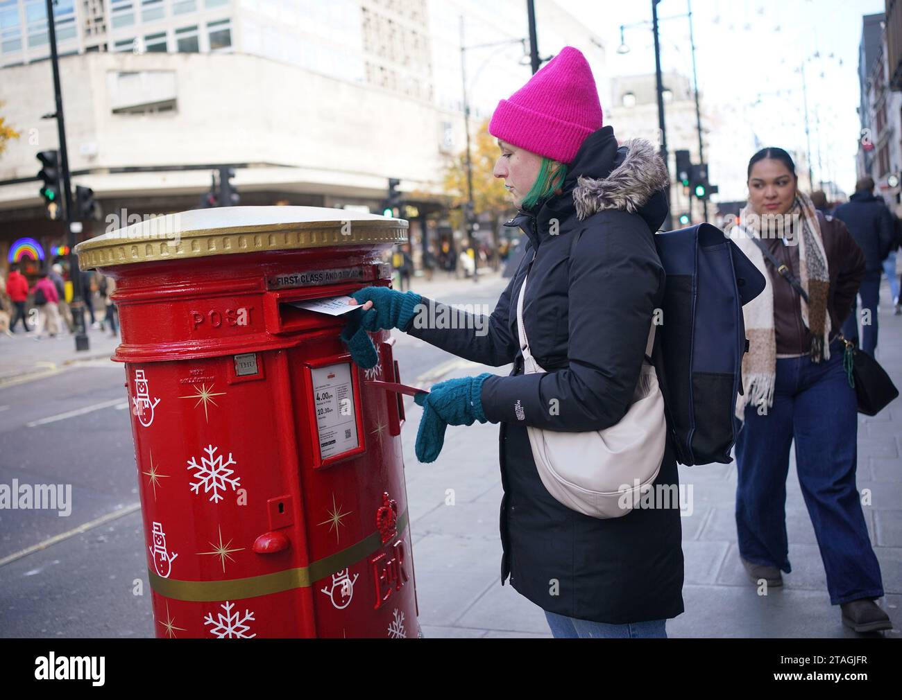 Ein Royal Mail Christmas Postfach wird in der Oxford Street in London enthüllt. Die festlich dekorierten, singenden Postfächer von Royal Mail befinden sich in einigen der geschäftigsten Feststraßen Großbritanniens in London, Swansea, Glasgow und Belfast. Bilddatum: Donnerstag, 30. November 2023. Stockfoto