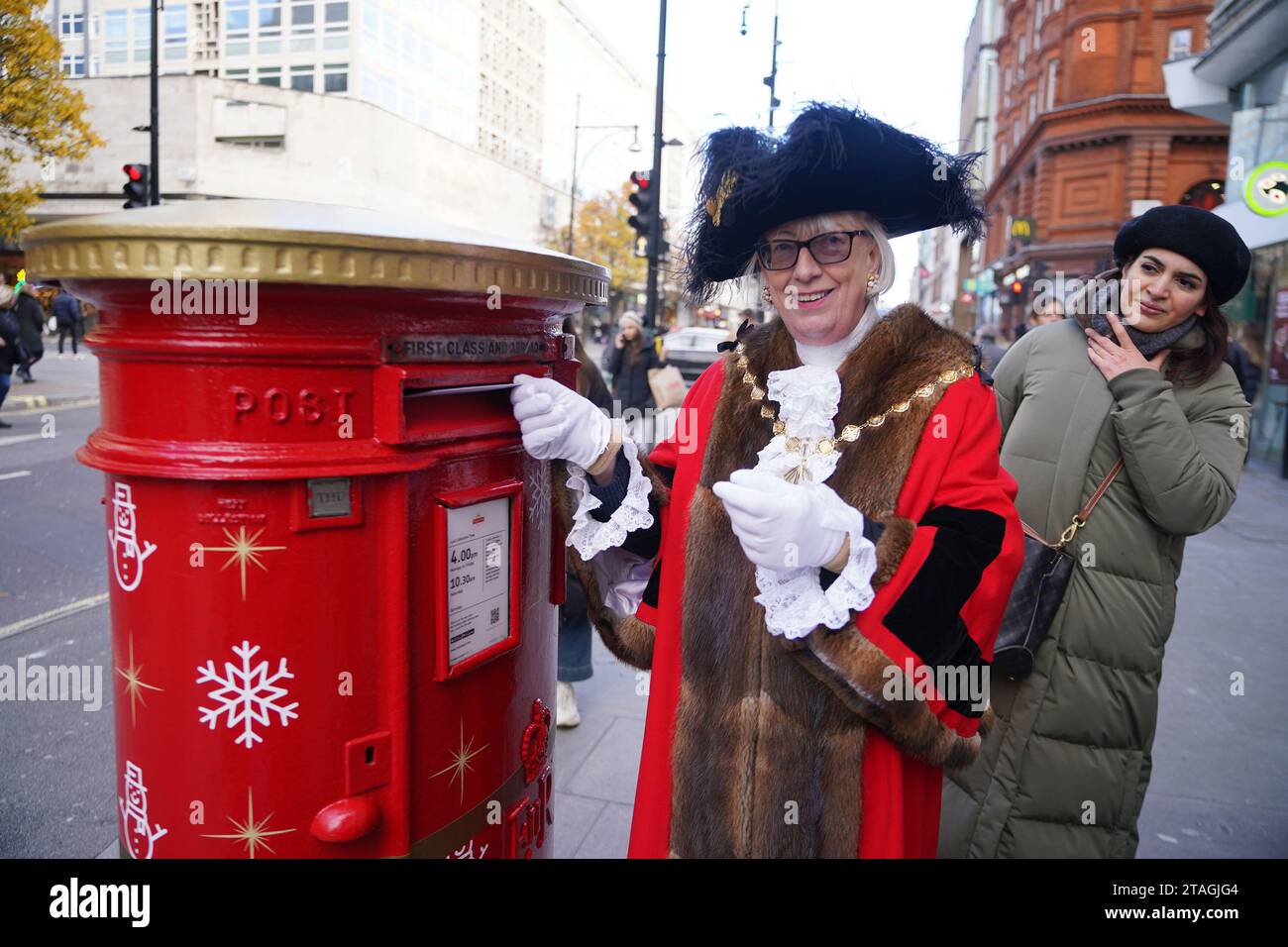 Patricia McAllister, Lord Mayor of Westminster, enthüllt eine Royal Mail Christmas Postbox in der Oxford Street in London. Die festlich dekorierten, singenden Postfächer von Royal Mail befinden sich in einigen der geschäftigsten Feststraßen Großbritanniens in London, Swansea, Glasgow und Belfast. Bilddatum: Donnerstag, 30. November 2023. Stockfoto