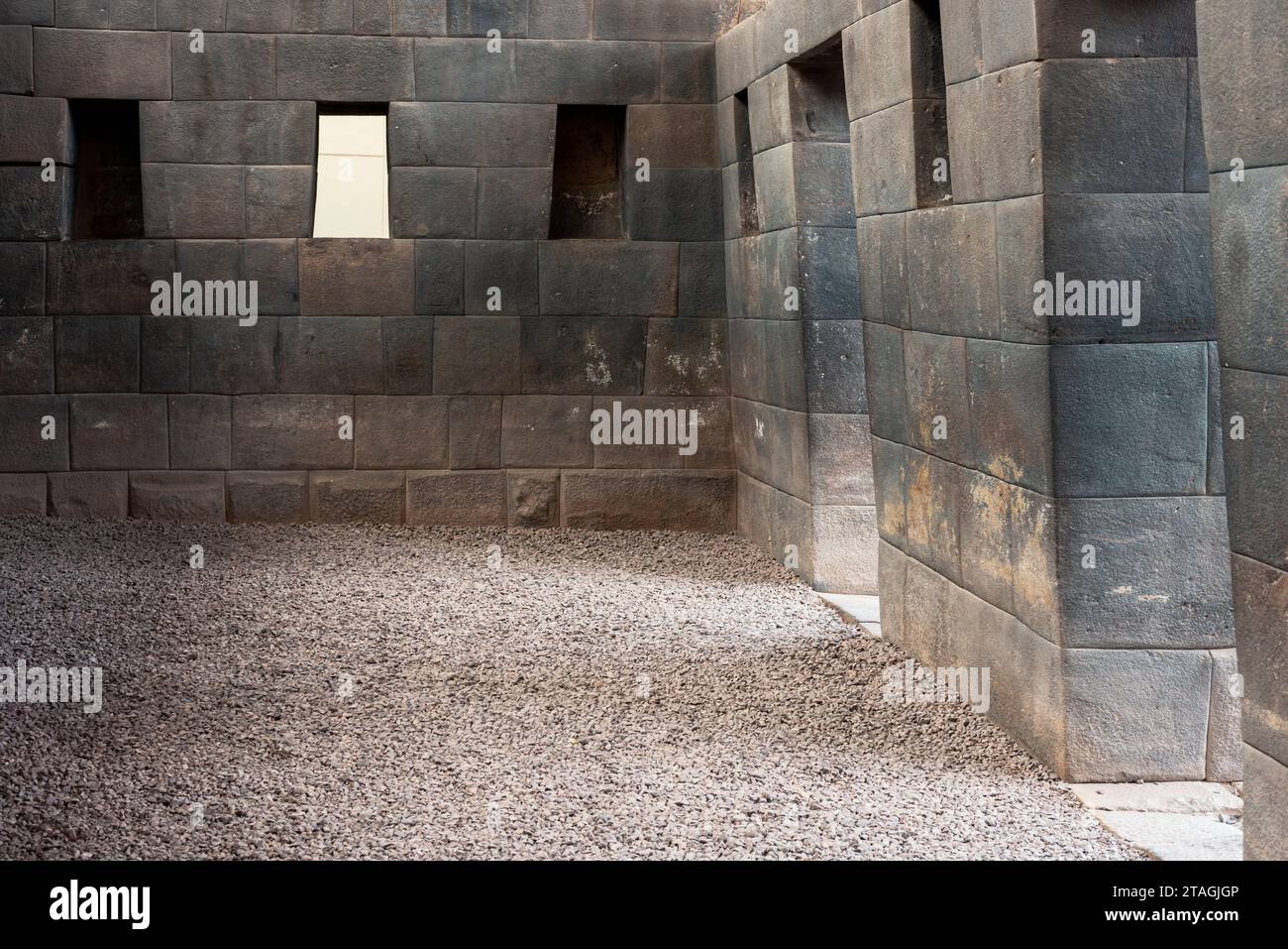 Präzise geformte Steine im Keller des antiken Tempels der Inka-Zivilisation in Peru Stockfoto