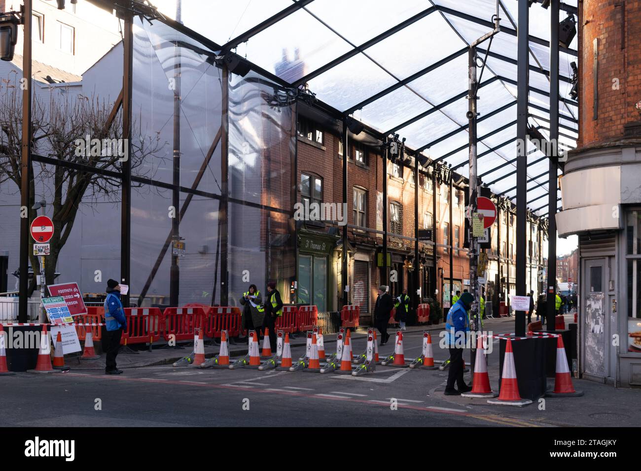 Vorbereitung für die Modenschau Chanel Metiers d'Art. Thomas Street, das Glasdach des nördlichen Viertels über der Straße. Manchester UK Stockfoto