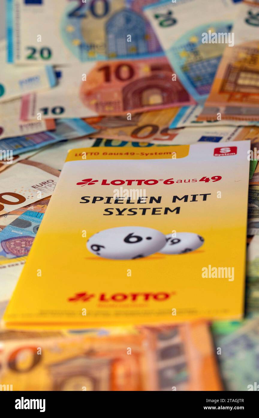 Lotto-Werbeprospekt auf Geldscheinen. In Deutschland betreibt der Deutsche Lotto- und Totoblock als Zusammenschluss der Landes-Lotteriegesellschaften das Lottospiel. Lotto ist ein Glücksspiel, bei dem der Spieler gegen einen finanziellen Einsatz auf das Ziehen vorher getippter Zahlen aus einer begrenzten Zahlenmenge gesetzt. Symbolfoto, Themenfoto *** Lottowerbung auf Banknoten in Deutschland betreibt das Deutsche Lotto und Totoblock, ein Verband staatlicher Lottogesellschaften, das Lottospiel Lotto ist ein Glücksspiel, bei dem der Spieler auf die Gewinnung der zuvor ausgewählten Zahlen f setzt Stockfoto