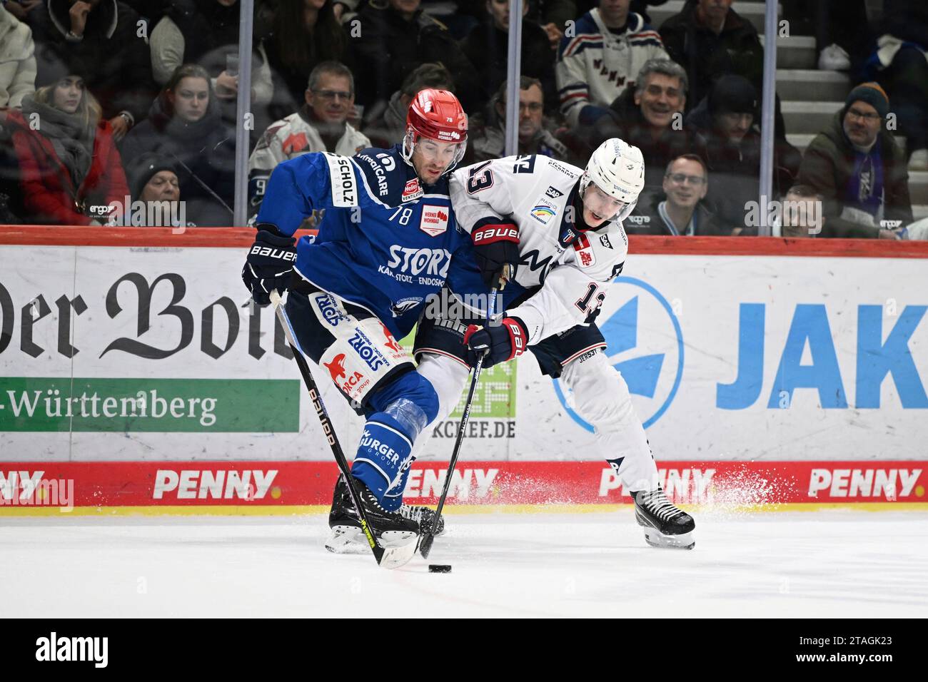 Schwenningen, Deutschland. November 2023 30. (v.l.n.r.) will Weber (Schwenninger Wild Wings #78) Stefan Loibl (Adler Mannheim #13) Schwenninger Wild Wings gegen Adler Mannheim, Eishockey, DEL, 23. Spieltag, Saison 2023/2024, 30.11.2023 Foto: Eibner-Pressefoto/Sven Laegler Credit: dpa/Alamy Live News Stockfoto