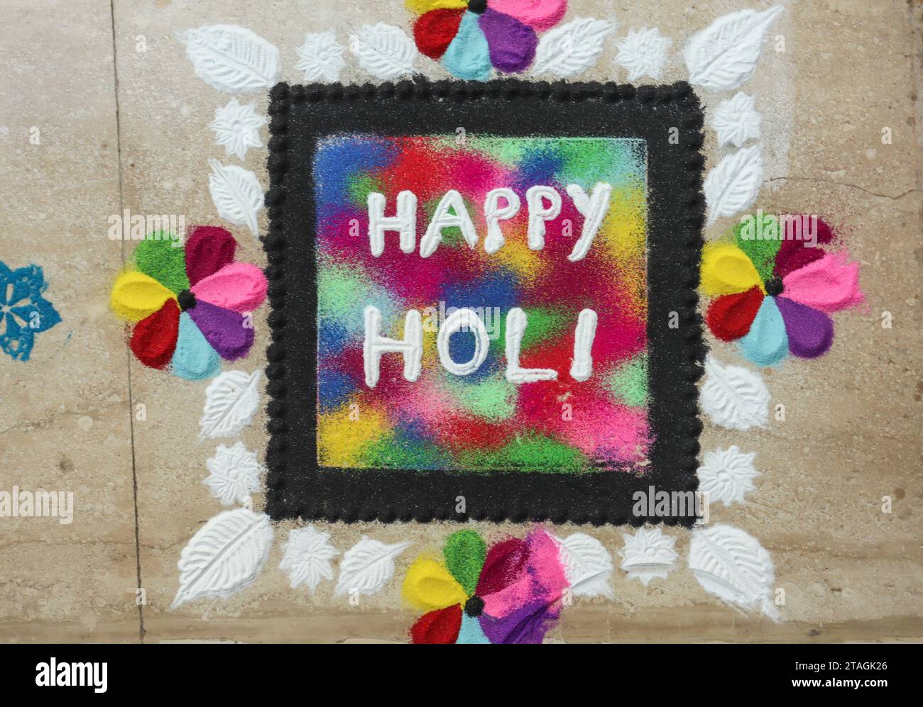 Happy holi Rangoli Design anlässlich des Holi Festivals. Rangoli gestaltet Sandkunst farbenfrohe Designs Stockfoto