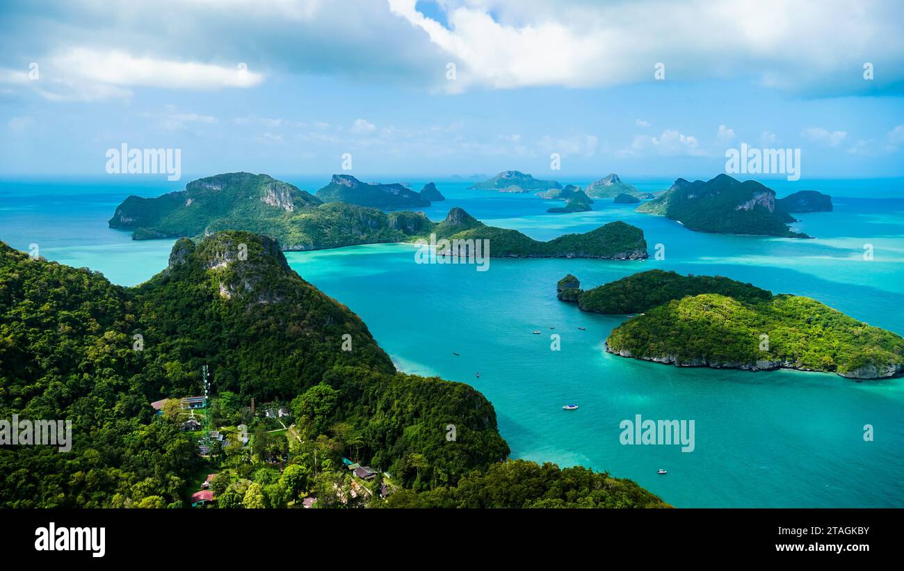 Landschaftsbild des Mu Ko Ang Thong National Marine Park, Samui Island, Thailand. Wunderschöner Blick von oben auf die tropischen Inseln. Stockfoto