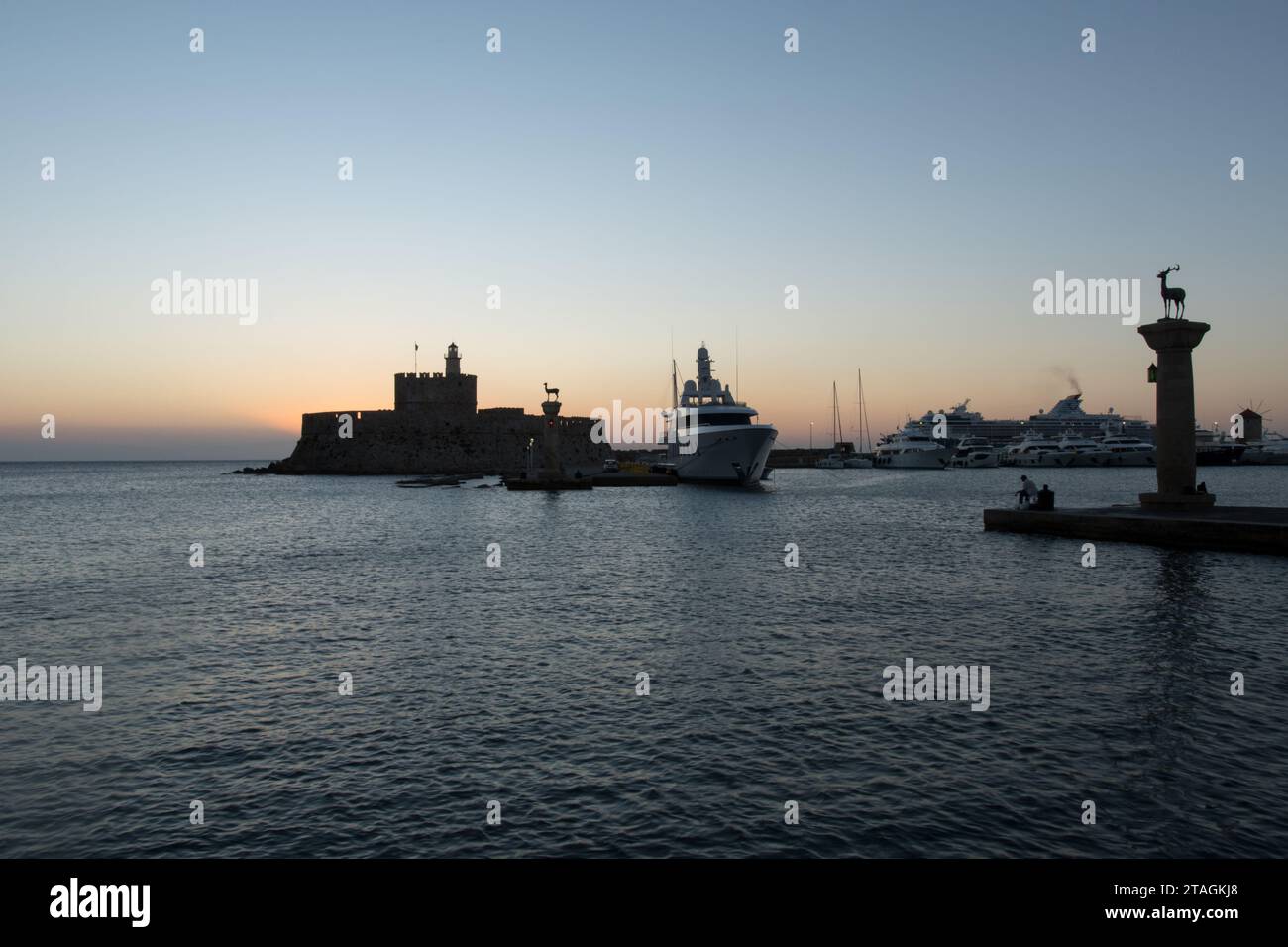 Hafen von Mandraki vor Sonnenaufgang Stockfoto
