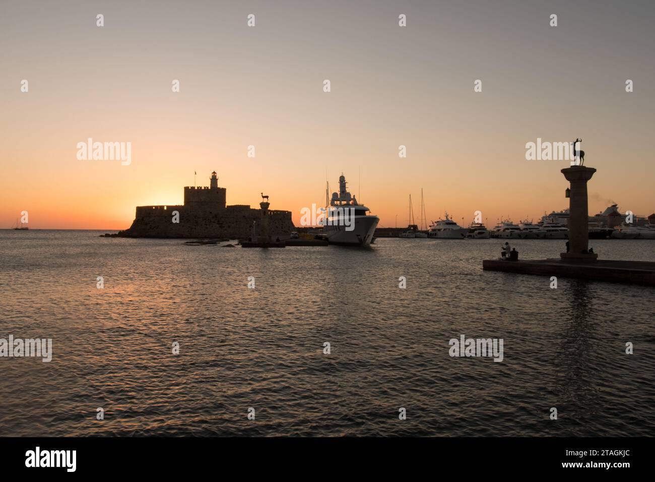 Hafen von Mandraki vor Sonnenaufgang Stockfoto