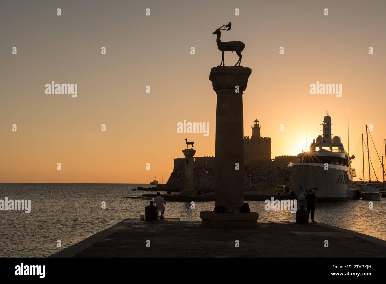 Hafen von Mandraki vor Sonnenaufgang Stockfoto