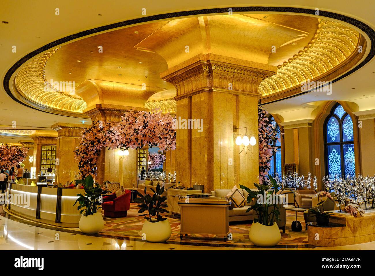 Abu Dhabi, VAE - 13. Februar 2023: Luxuriöses Emirates Palace Mandarin Oriental Hotel. Stockfoto