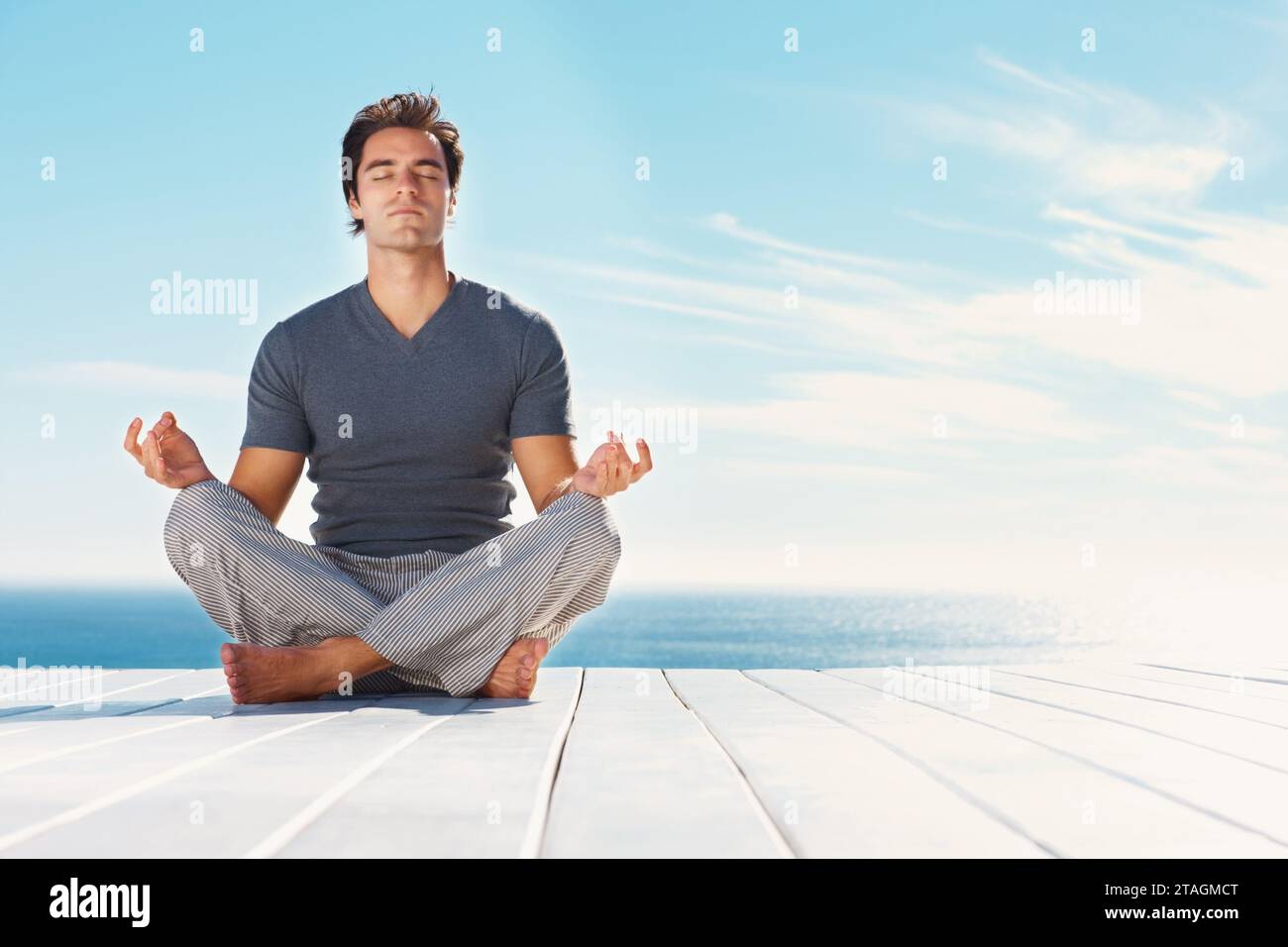 Yoga, Blue Sky und Relax man meditieren für spirituelle Geistesheilung, Chakra-Energiehaushalt oder Sommerfreiheit im Freien. Mockup Achtsamkeitsraum, Strand Stockfoto