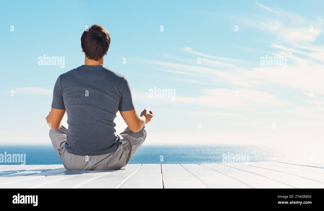 Entspannen Sie Person, blauer Himmel und Yoga-Meditation für spirituellen Frieden, Freiheit oder Heilung der Zen-Seele, Aura oder Chakra Energie Gleichgewicht. Mockup-Raum, Sonnenschein und Stockfoto