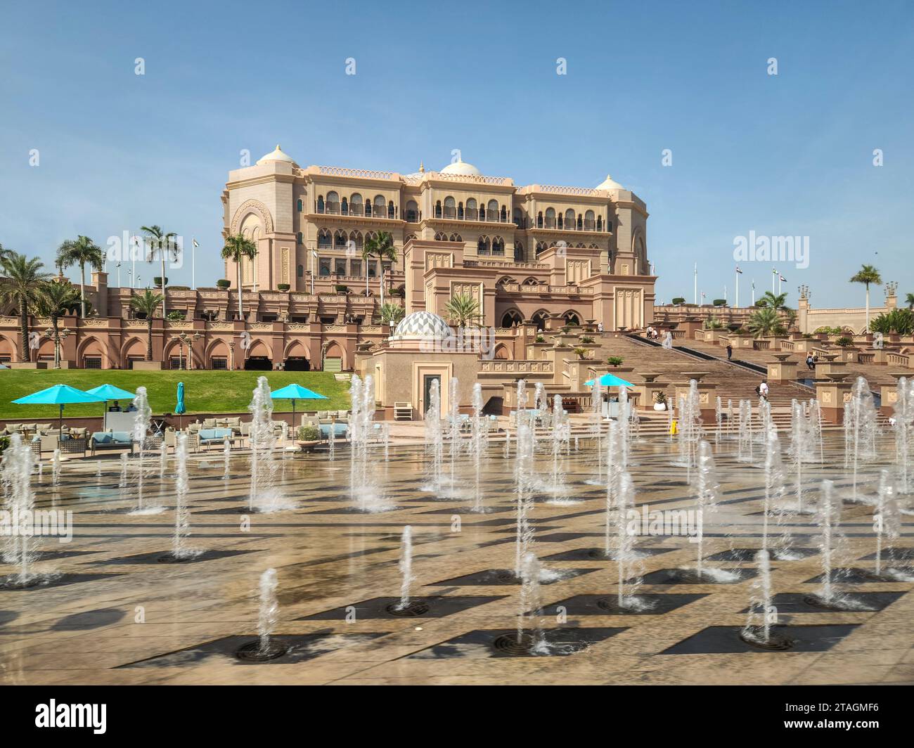 Abu Dhabi, VAE - 13. Februar 2023: Luxuriöses Emirates Palace Mandarin Oriental Hotel. Stockfoto