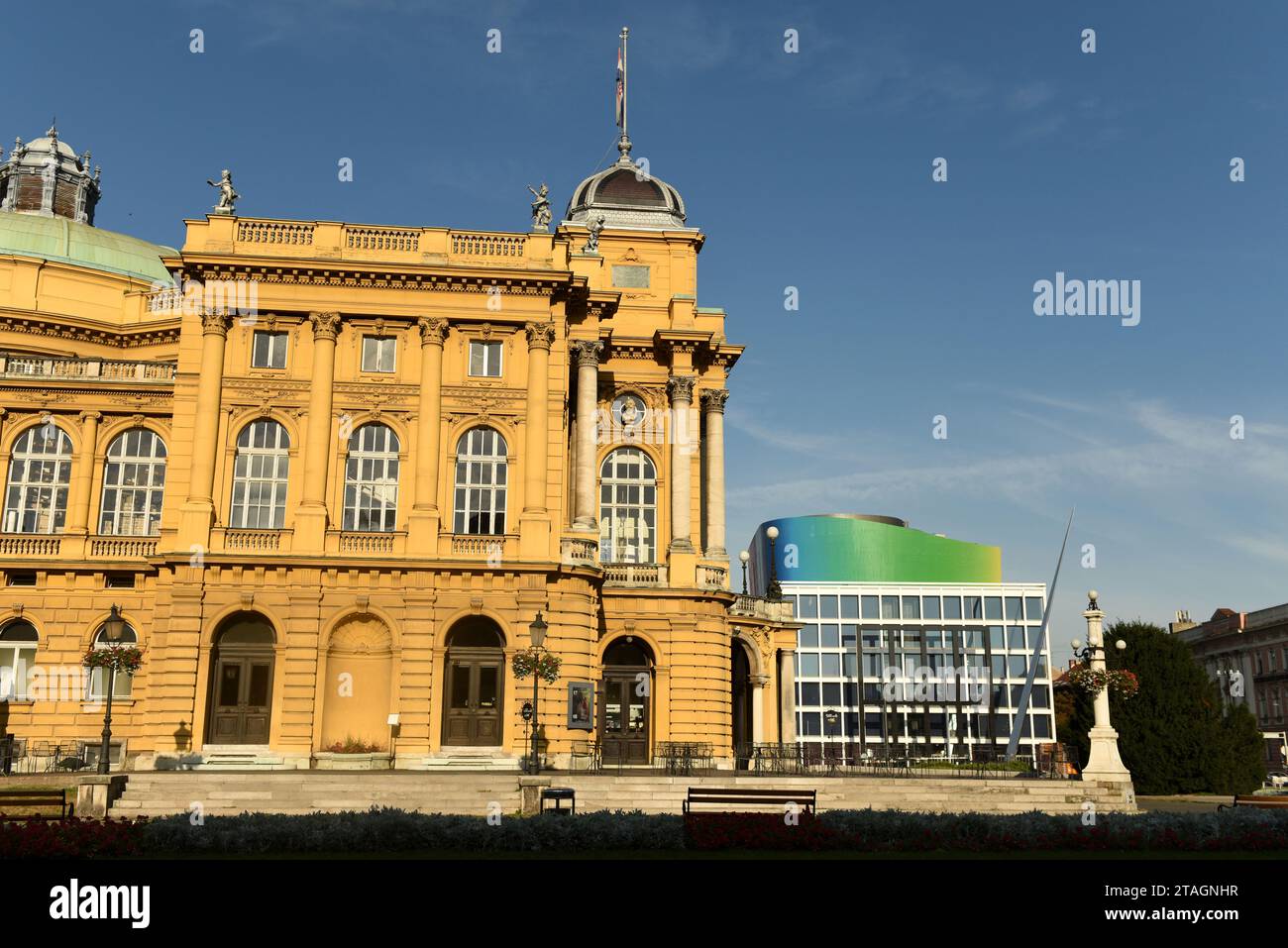 Zagreb, Kroatien - August 2017: Kroatisches Nationaltheater in Zagreb und Musikakademie der Universität Zagreb. Stockfoto