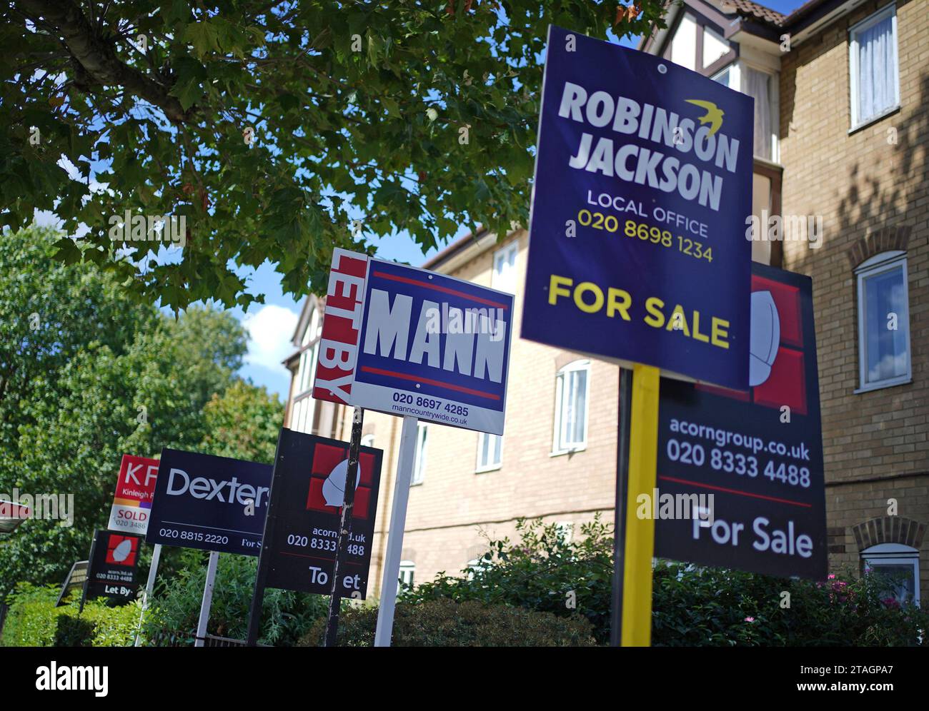 Undatiertes Aktenfoto von Immobilienmaklern vor Wohnungen in Lewisham, Südosten Londons. Laut der Nationwide Building Society stiegen die britischen Wohnungspreise im November um 0,2 % im Vergleich zum Oktober. Aber die Preise waren im letzten Monat um 2 % niedriger als vor einem Jahr. In Großbritannien kostete die durchschnittliche Immobilie im November 258.557 £. Ausgabedatum: Freitag, 1. Dezember 2023. Stockfoto