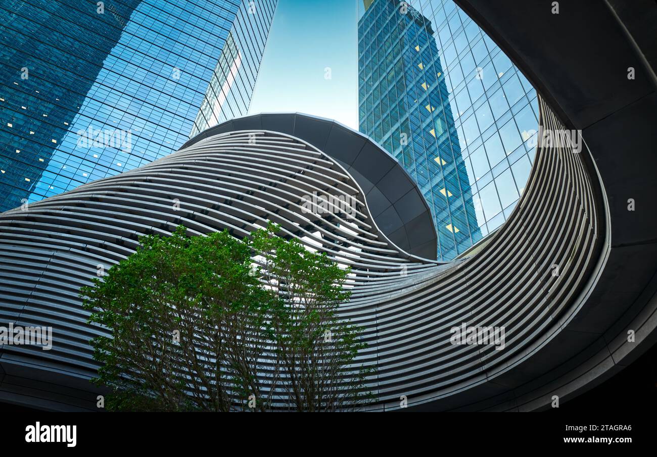 Ein Grün der Natur, das in der Betonstadt überlebt hat Stockfoto